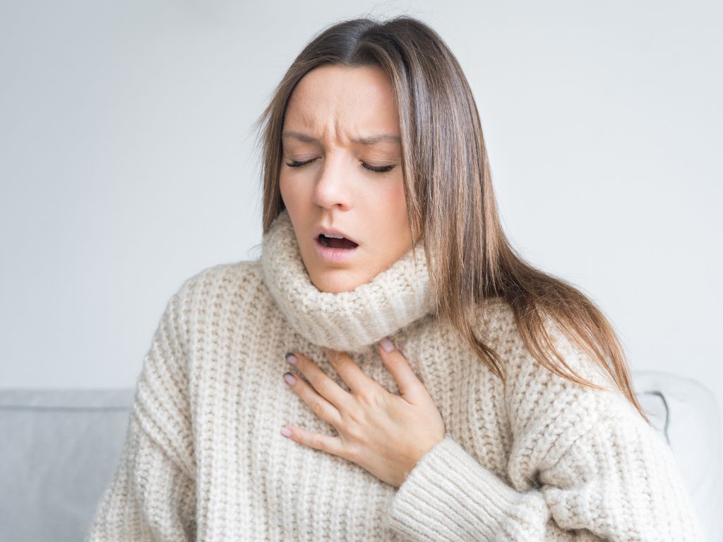 Are Oxygen Bars Safe? Here's What You Need to Know 3 a woman having respiratory issues